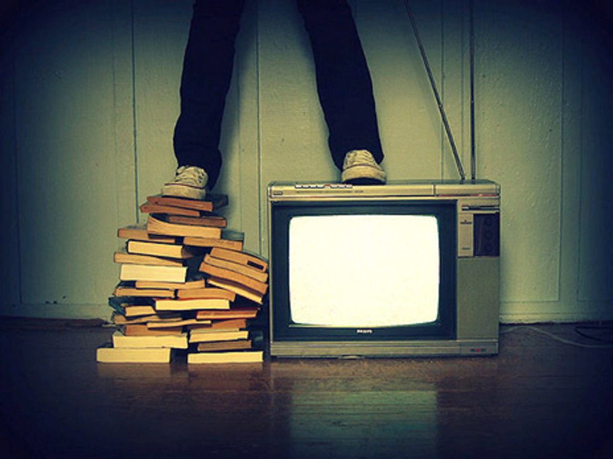 Прочитал вместо. Книга и телевизор. Телевизоры Шрёдингера фото. The Television Handbook. Definition ďun Television.