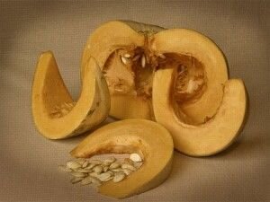     Возьмите тыкву, помойте ее под холодной водой. Разрежьте пополам острым ножом. Выскоблите всю сердцевину тыквы, тщательно очистите мякоть от кожуры, семян и тыквенных нитей. Теперь возьмите ломоть тыквы на 200 гр. Порежьте его как можно мельче, а еще лучше - натрите этот кусочек на мелкой терке. Натертую (или нарезанную) тыкву положите в миску. Оставшуюся тыкву спрячьте в холодильник.   