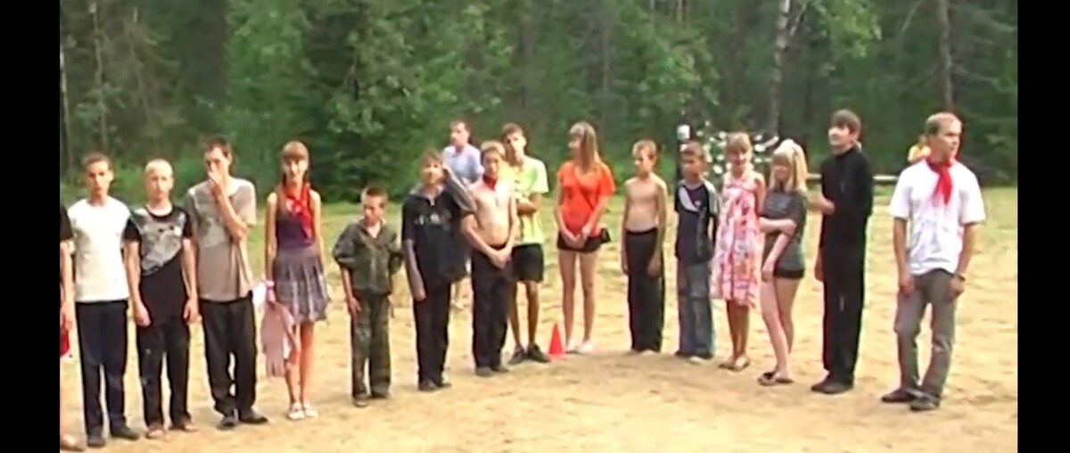 Отряд в лагере.