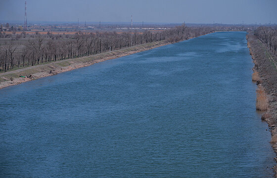 Волго-Донской канал. Маленькая точка с зеленым садком — это я.