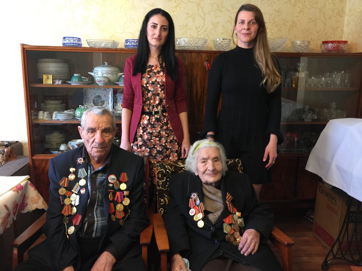 Пресс-секретарь РЦНК в Гюмри Асмик Дрмоян и автор статьи с Героями