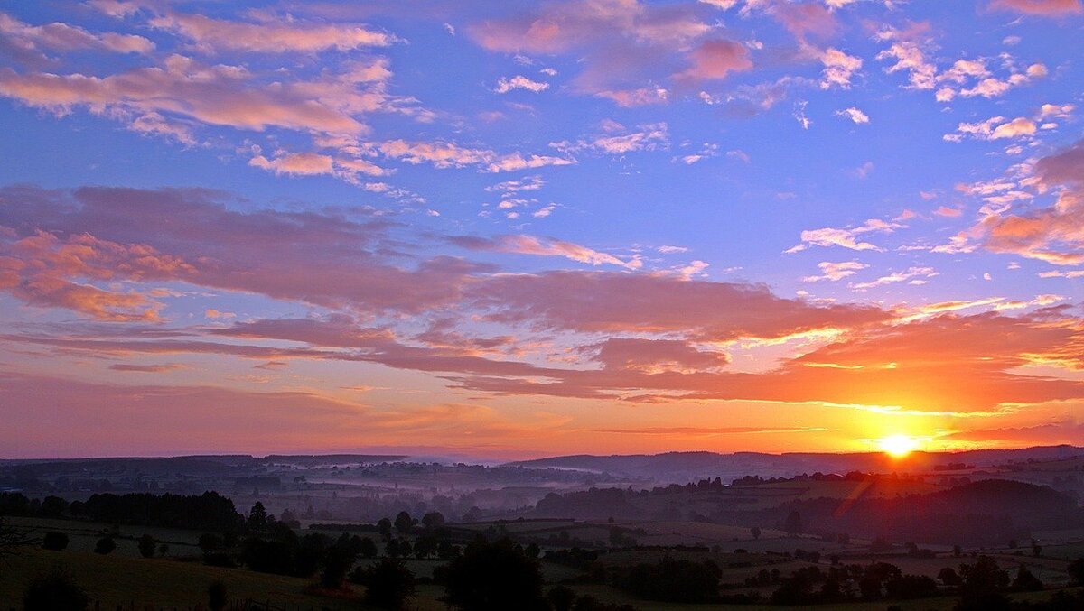 https://cdn.pixabay.com/photo/2016/07/13/07/07/sunrise-1513802_1280.jpg