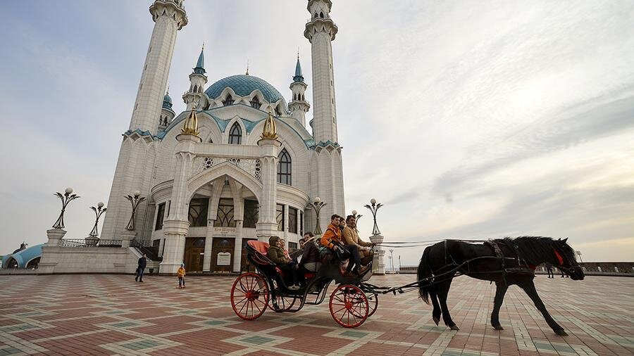 Туристы катаются на тарантасе у мечети Кул Шариф в Казани                                                      Фото: РИА Новости/Максим Богодвид