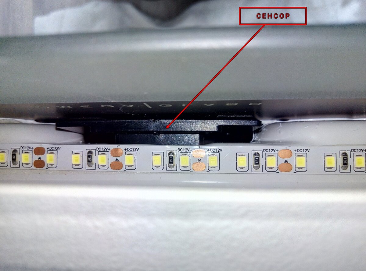 Устройство: зеркало, пластиковый корпус, внутри светодиодная лента, сенсорный датчик для управления освещением