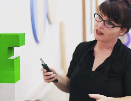 Луиза в студии.