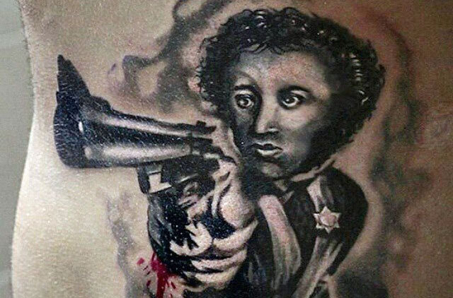 А там тату с «солнцем русской поэзии». Ай да, Пушкин! Ай да, сукин сын!