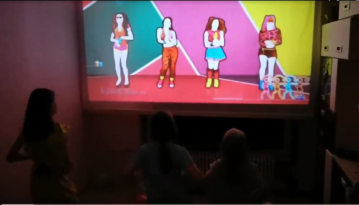 Экран на всю стену у нас дома, дети танцуют