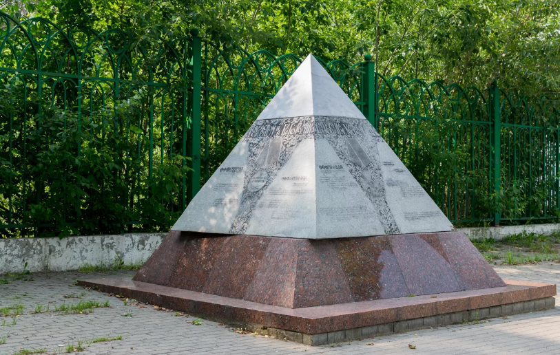 "Пирамида забвения". По мнению Валерия Гаврилова отличный памятник погибшим сынам отечества в Дмитрове