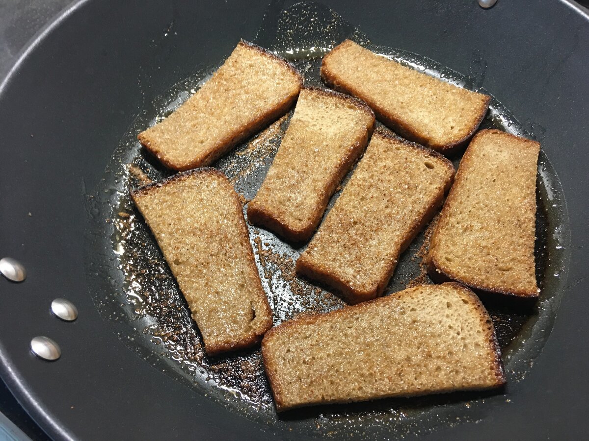 Черный хлеб сахар. Топинки чешские гренки. Гренки из хлеба. Гренки из белого хлеба. Гренки из белого хлеба на сковороде.