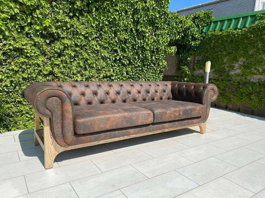 Диван Честер для террасы и веранды органичен в условиях природы