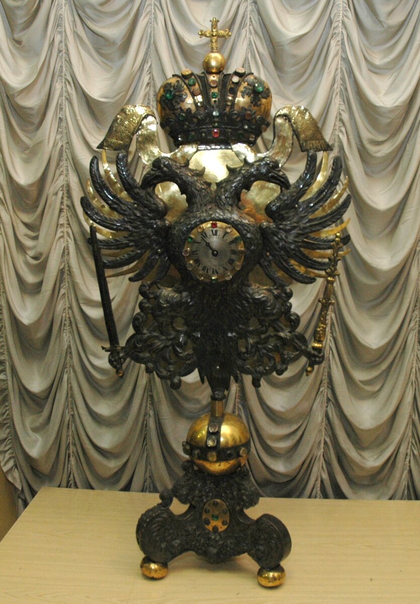   Часы настольные
Механизм-мастер Элиас Крайтмаер (Elias Kreittmayer) (1639-1697)
Декоративная оправа - Бреславль (?). Последняя четверть XVII в.
Медь, серебро, стекла; чеканка, гравировка.