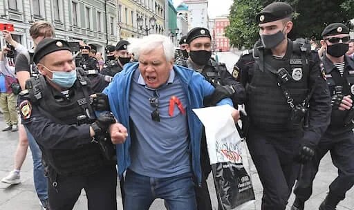 Красный бант разъярил быков-полицаев
