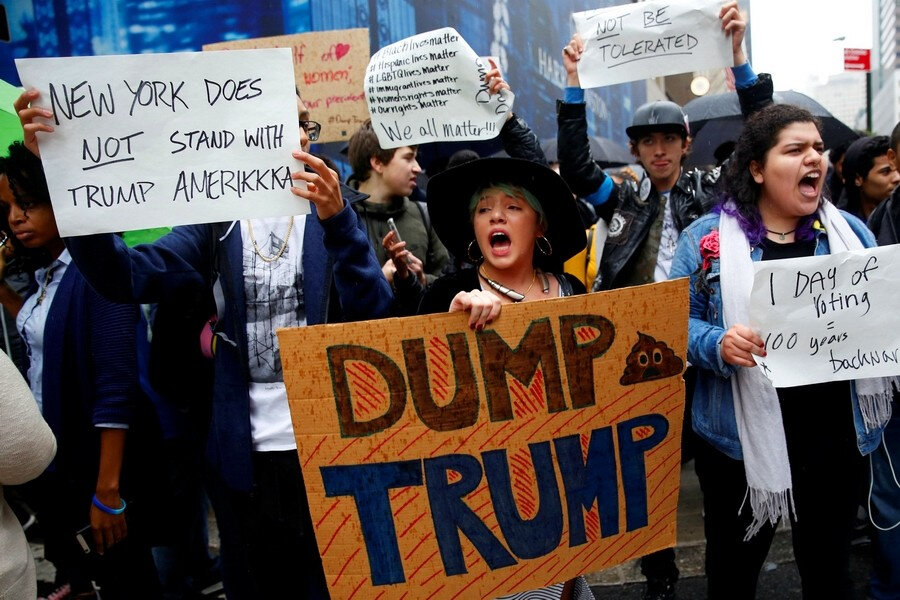 Фото с протестной акции против президента США. Довольно безобидно по сравнению с протестами против Путина...