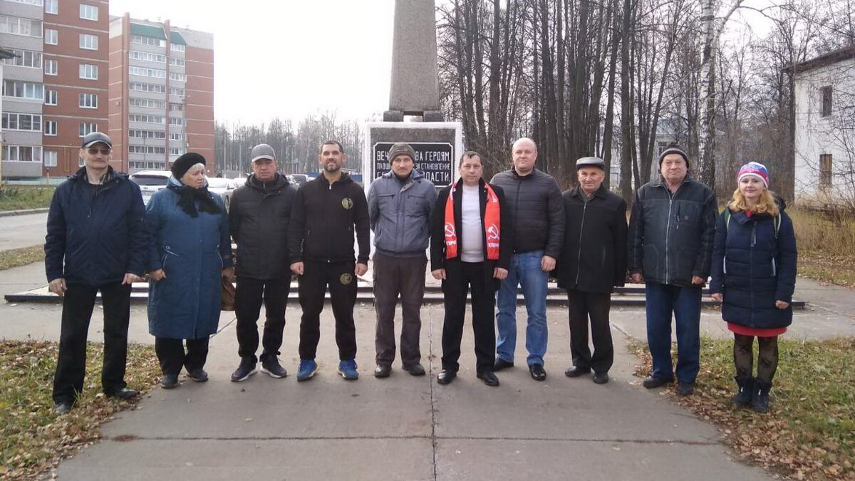Новые коммунисты встали в ряд с товарищами