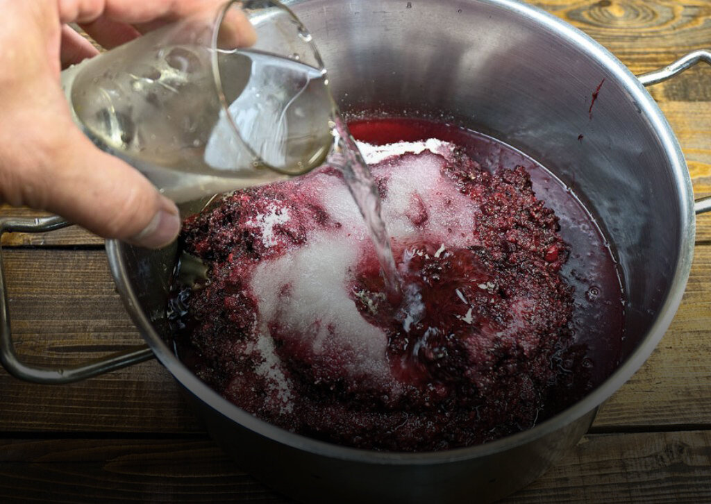 Просто добавь воды! Эта рекомендация дается во многих рецептах. Ну и сахара — куда же без него. Источник: Копилочка секретов