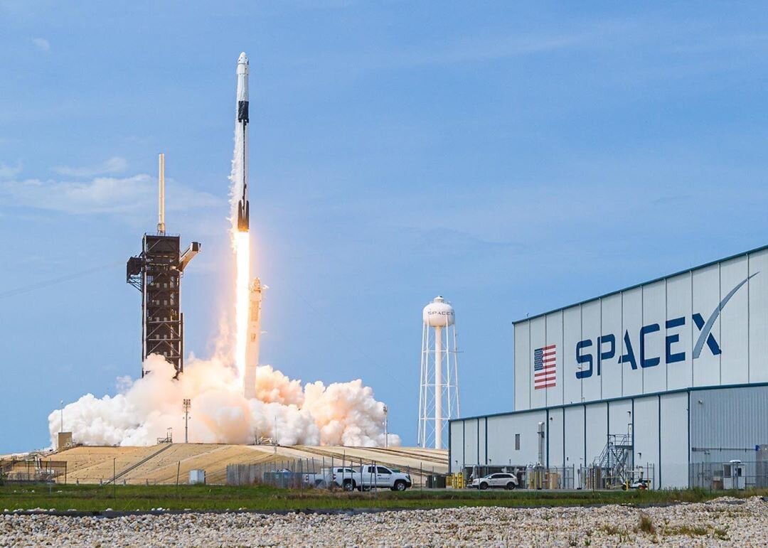 Паром космос. Пуск ракеты. Космические ракеты США. Ракета Фалькон 9. Ракета SPACEX Falcon 9 запуск.