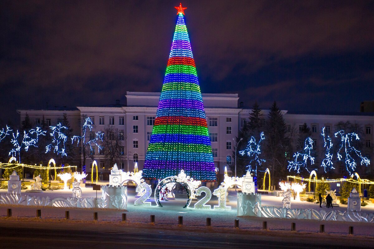 Новый уренгой новогодняя елка. Самые красивые елки в городах. Елка в 7 22 в борисполе. Новогодняя ель в новом уренгое. Елка прованс одежда.