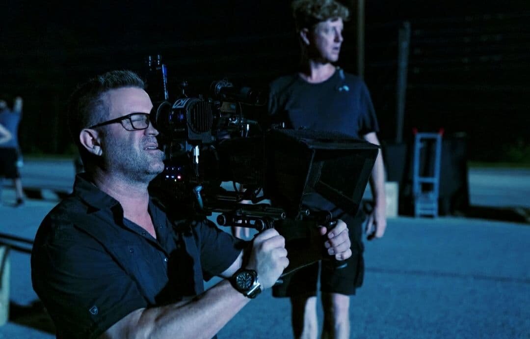 Фото со съёмок фильма "Гренландия" 2020 Режиссер Рик Роман Во выбирает более удачный кадр для съёмок сцены на военно-транспортном аэродроме