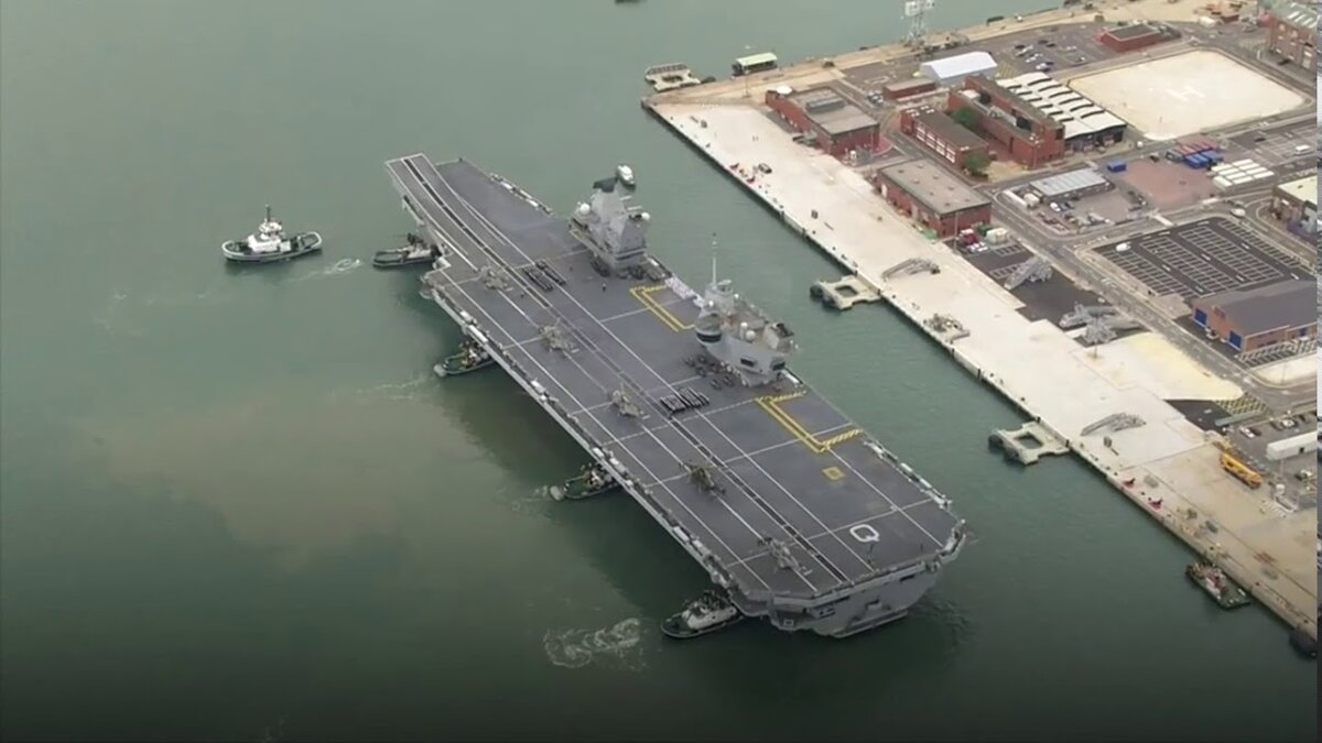 Здоровенный корабль с огромной палубой."Принц Уэльский".  фото: картинки яндекса.