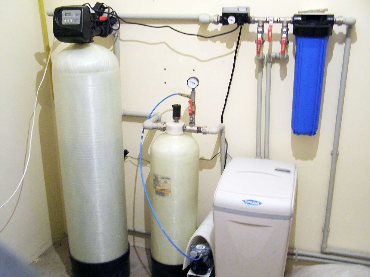 Ионообменный фильтр. Смягчает воду, пропуская соли жесткости через специальную химическую загрузку - катионит