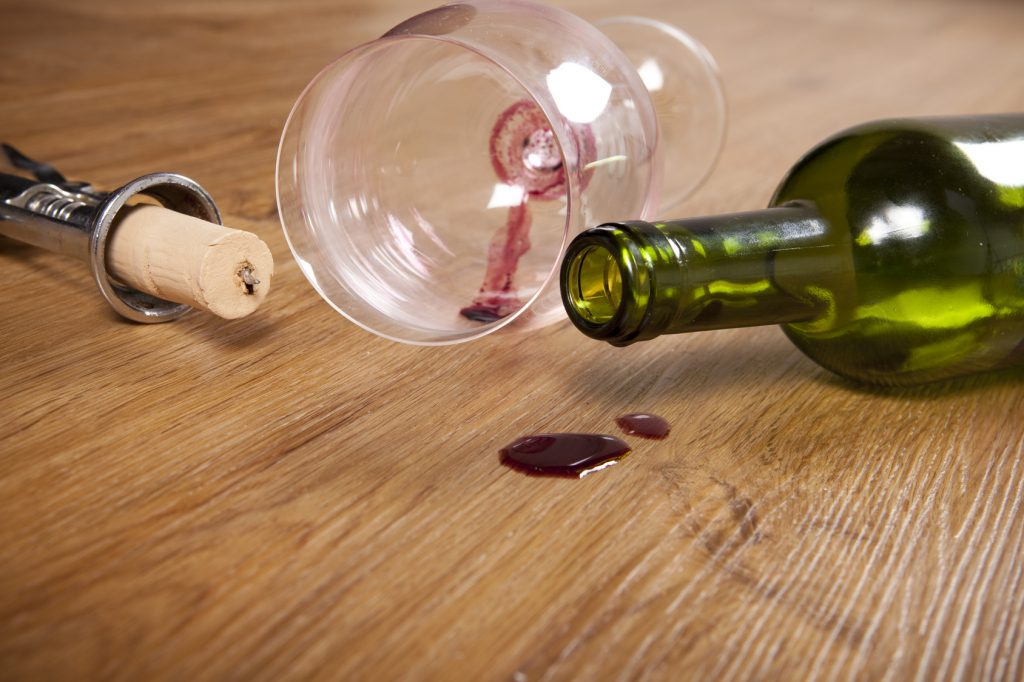 Стакан и штопор для пьяницы. Пустая бутылка на столе. Пустая бутылка вина. Пустая бутылка от вина. Пустая винная бутылка.