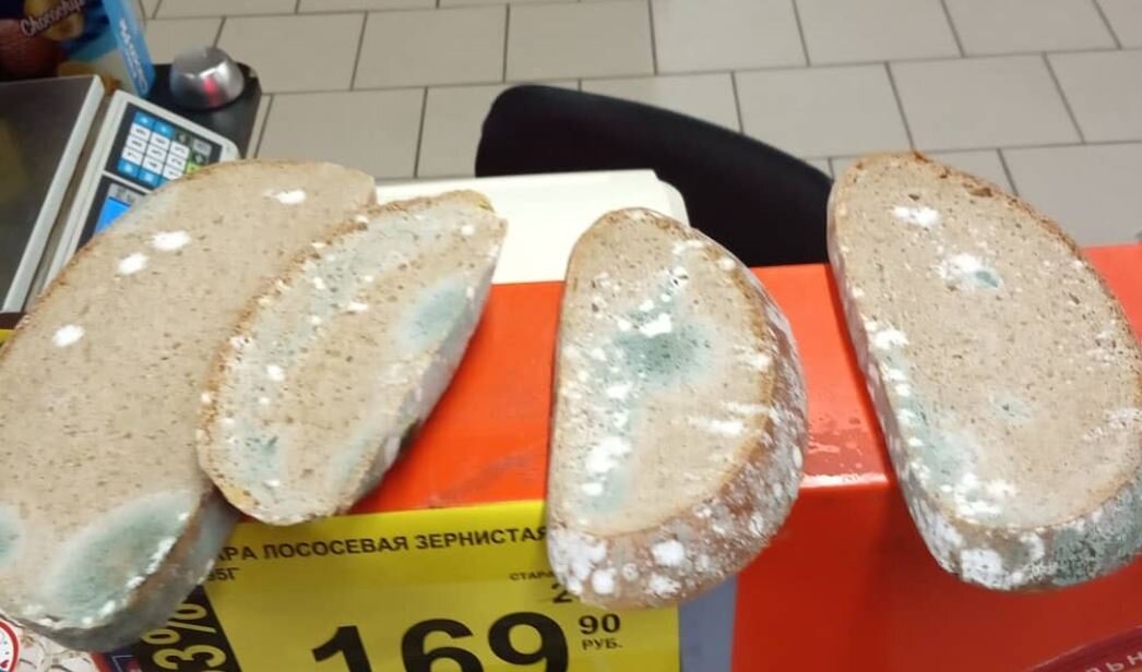 Тщательно проверяйте хлеб в магазинах - можно принести домой уже испорченный