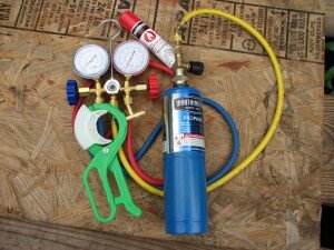 КАК ЧАСТО НУЖНО ЗАПРАВЛЯТЬ КОНДИЦИОНЕР
Содержание:История возникновения
Заправка
Когда необходима заправка
Как узнать уровень фреона в устройстве
Периодичность заправки
Виды заправки
Во все времена особо ценилась так называемая «погода в доме». Каждый человек хочет дышать свежим, легким воздухом не только на улице, но и в помещении. Именно стремление получить оптимальный микроклимат и сподвигло человечество изобретать различные средства для улучшения воздуха. Сегодня с этим успешно справляется кондиционер. Удобное устройство, пользование которым не требует определенных навыков. Однако многие потребители замечают, что со временем производительность устройства снижается. Это связано с потерей фреона. Исправить ситуацию можно, заправив прибор хладагентом. При этом следует знать, как часто нужно заправлять кондиционер. Т.к. сильно частая заправка приводит к поломке, а редкая – к снижению работоспособности.ИСТОРИЯ ВОЗНИКНОВЕНИЯ
Стремление получить в своем доме прохладный свежий воздух толкнуло человека к созданию кондиционера. Но появлению этого прибора предшествовала долгая история попыток создания универсального устройства за контролем состояния окружающей среды.Человечество заметило, что прохладный и свежий воздух всегда появляется возле воды. Так появились первые предпосылки к изобретению. Ученые древней Персии изобрели вентиляционные шахты, на дне которых лежал материал, вбирающий в себя влагу, испарения воздуха, грунтовые воды. Увлаженный таким образом воздух попадал в дома.Европа 19 века славилась попытками увлажнения воздуха при помощи ледяных установок. Так, английский ученый У.Уайтли соединил полость со льдом и вентилятор. Воздух проходил сквозь лед и, тем самым, охлаждался.
В начале 20 века появился первый настоящий кондиционер. Впервые американские ученые применили в создании хладагент – важнейшую часть работы устройства. В качестве хладагента использовали аммиак, позднее диэлен. С 1931 года стал применяться фреон. Однако основные проблемы фреона – утечка и испарение, как во времена создания, так и сейчас требуют дополнительного действия – дозаправить кондиционер.к содержанию ↑ЗАПРАВКА
Стандартная потеря фреона любого кондиционера составляет 10-15%. Это означает, что любой прибор, даже с оптимальным использованием и аккуратным уходом требует пополнения запасов фреона. В случаях, когда заправка бытовых кондиционеров проводится несвоевременно или с нарушением требуемых норм, происходит поломка и даже неизбежная порча оборудования. Поэтому к проблеме дозаправки следует отнестись максимально внимательно.Причины снижения уровня фреона:Протечка
Уменьшение объема после ремонтных работ
Механическое повреждение устройства
Неправильная эксплуатация.
Хладагент расположен в трубках, соединяющий внешний и внутренний блоки сплит-системы. Трубки крепятся к блокам при помощи вальцовочных соединений, скрепленных гайками. Недостаточно плотное их соединение обеспечивает газовую утечку.Внутренние детали кондиционера, такие как компрессор и вентилятор, также служат причиной протечки. Дело в том, что колебание, которое они создают, способствует возникновению трещин в трубках с хладагентом и дальнейшему их перетиранию.В случаях, когда на внутренних деталях производился ремонт, то заправка кондиционеров, также обязательна. Например, после восстановления и спайки деталей компрессора, возникает протечка в местах работ.Перед процедурой необходимо уточнить, какой тип фреона используется. Маркировку можно найти в документах на устройство, а также на внутреннем и наружном блоках. Нужно следить за количеством заправляемого хладагента. Недостаток приведет к усиленному режиму работы и износу оборудования. Если в устройстве будет чрезмерное количество фреона, это также приведет к неэффективной и нестабильной работе.к содержанию ↑КОГДА НЕОБХОДИМА ЗАПРАВКА
Основной признак – снижение производительности. Однако следует рассмотреть все основные признаки, по которым можно понять, что устройство нуждается в дозаправке:Снижение качества и скорости охлаждения воздуха
Отсутствие охлаждения
Появление масла на трубках с хладагентом
Появление инея во внутреннем блоке.
Если вы заметили, что внутренний блок покрыт большим количеством инея, который даже попадает в помещение – следует немедленно произвести процедуру заправки. В этом может помочь станция заправки кондиционеров.к содержанию ↑КАК УЗНАТЬ УРОВЕНЬ ФРЕОНА В УСТРОЙСТВЕ
Основной признак – снижение уровня производительности говорит о недостаточном количестве фреона. Чтобы узнать заправочный объем кондиционера следует выяснить, сколько хладагента находится в устройстве. Обычно количество газа указывается в документах на устройство. Там же производители пишут рекомендуемое количество хладагента при разовой заправке. Обычно используется 5-10 грамм вещества на квадратный метр помещения.Перед процедурой дозаправки следует узнать, какой тип фреона находится в приборе. Дело в том, что хладагент может состоять как из одного компонента, так и из многокомпонентного, сложного по своему составу газа. Фреон, имеющий в своем составе 1 тип газа можно подвергать процедуре частичной заправки. Фреон со сложным составом заправлять нельзя. Следует удалить весь хладагент из прибора. Потом только произвести процедуру полной заправки.к содержанию ↑ПЕРИОДИЧНОСТЬ ЗАПРАВКИ
Чтобы рассчитать, как часто нужно заправлять кондиционер, необходимо определить, какой тип оборудования используется.Так, приборы с системой сплит и мультисплит рекомендуется заправлять не реже 1 раза в год. Стоит постоянно следить за работой устройства и проверять уровень прибора при малейших нарушениях работы.Кондиционеры мобильного и оконного типа практически не требуют заправки. К сожалению, их конструкция не позволяет производить частичную заправку. Применяется только полная заправка оборудования.В случае, если заправка своевременно не проводится, выходит из строя компрессор кондиционера. Устранить проблему помогает только замена детали. Это достаточно дорогостоящий и трудоемкий процесс. Лучше постоянно следить за состоянием сплит-системы и ежегодно проходить сервисное обслуживание. В любом случае, дозаправка прибора хладагентом необходима не реже, чем раз в год.к содержанию ↑ВИДЫ ЗАПРАВКИ
Заправить кондиционер можно 2 способами:Самостоятельно
В сервис-центре
Процедура заправки оборудования достаточно проста. Поэтому при определенных знаниях и навыках можно ее провести самостоятельно. Предварительно следует обязательно рассчитать, какой объем заправки кондиционера необходим.Для заправки в домашних условиях применяются основные методы:Исходя из расчета массы. Самый легкий и простой способ пополнения уровня фреона. Требуемый объем закачивается специальным заправочным цилиндром.
Подсчет уровня давления. Уточняются характеристики прибора, заявленные в документах. Заправка по небольшим частям с контролем давления манометром. После совпадения показаний манометра и заявленных характеристик заправка завершается.
При помощи смотрового стекла. Некоторые модели кондиционеров оборудованы специальным окошком, через которое можно наблюдать за состоянием фреона. При появлении потока бурлящих пузырьков следует провести процедуру заправки. Процедура завершается после того, как поток пузырьков прекратится 
