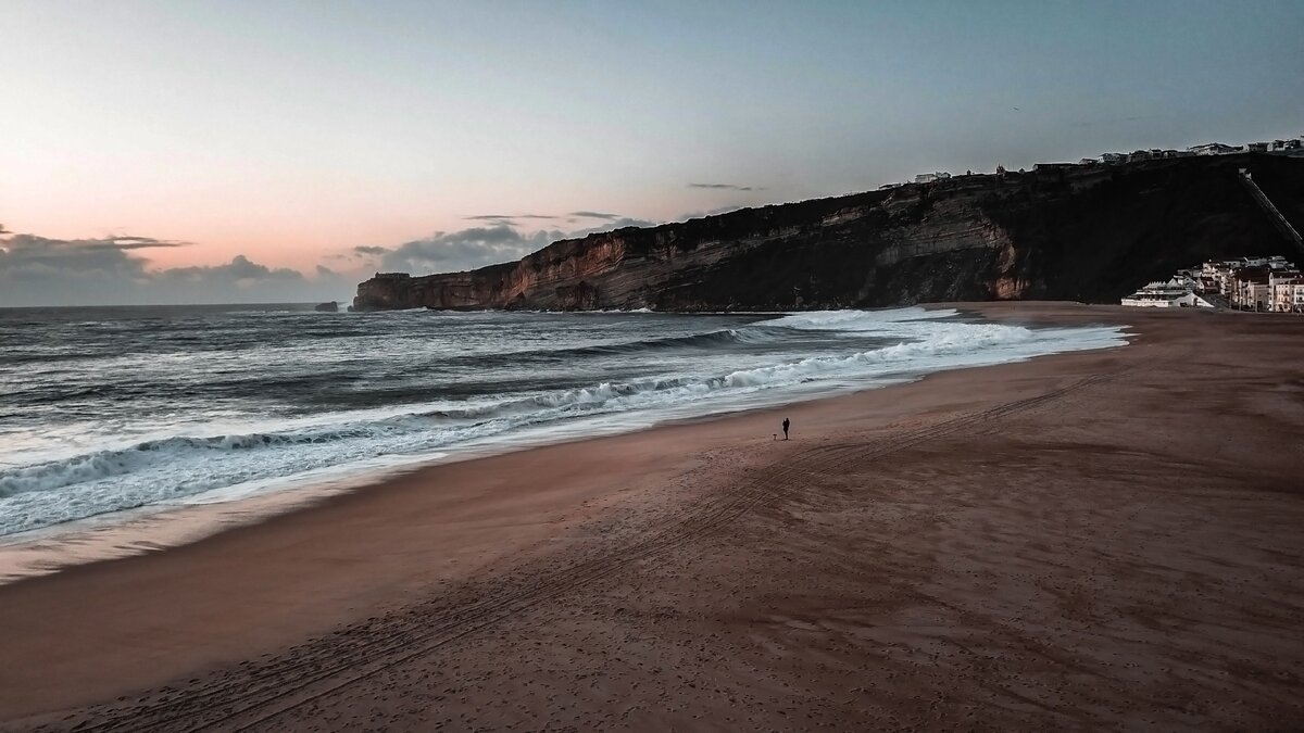 Смотреть на бескрайний океан, освещенный закатным солнцем. Что может быть лучше? Фото автора