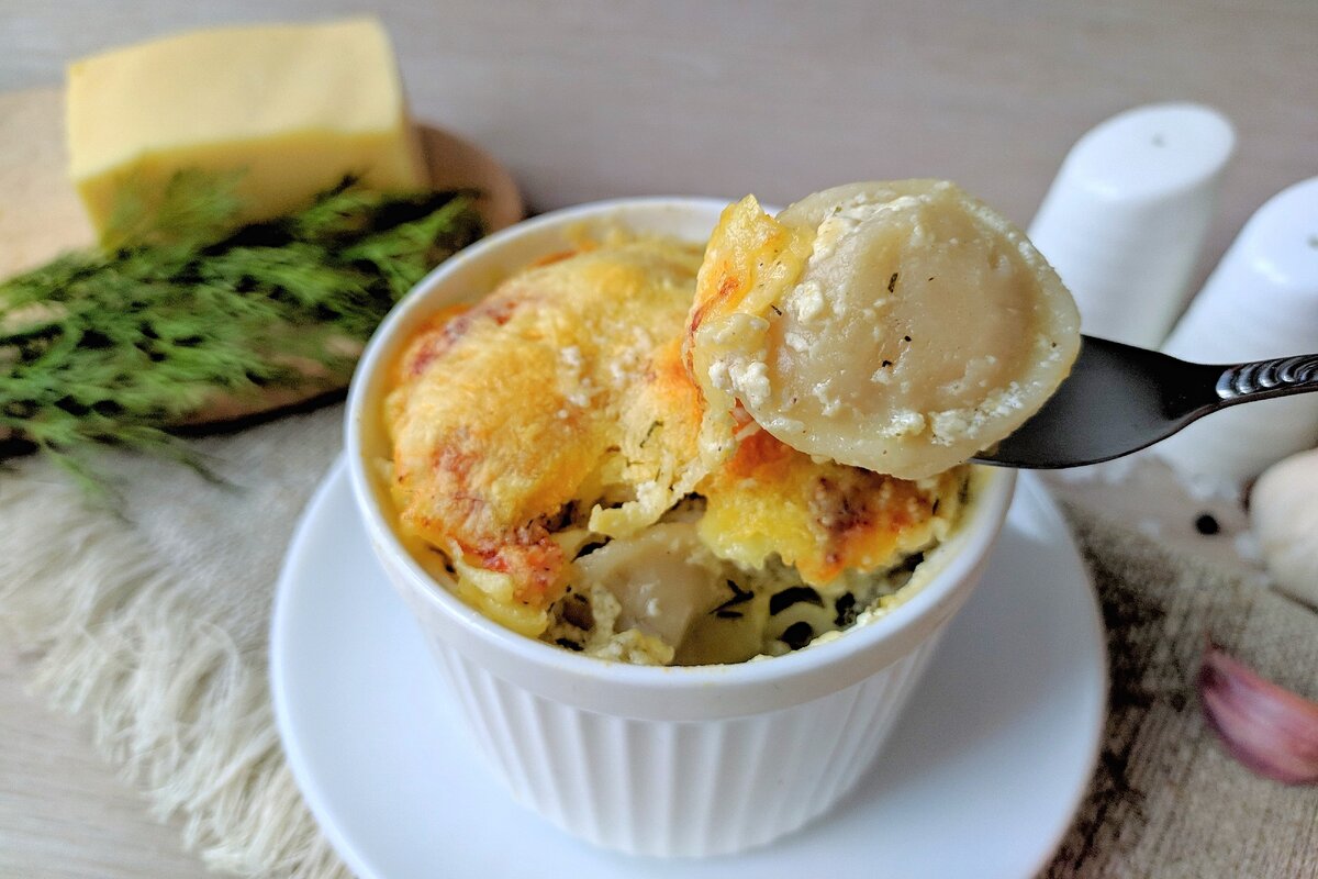 Пельмени запеченные в духовке с сыром и овощами