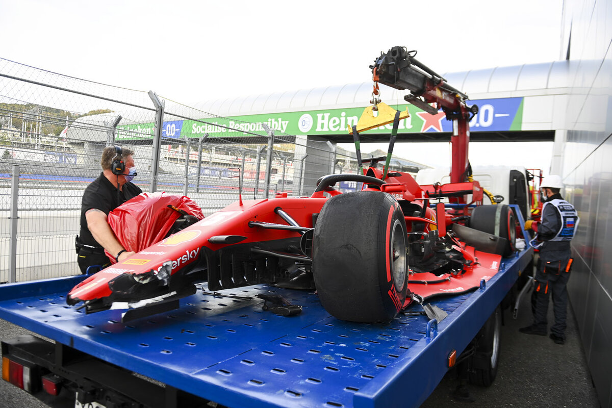 Нередко после ошибок Феттеля болид приходилось везти в боксы на эвакуаторе
