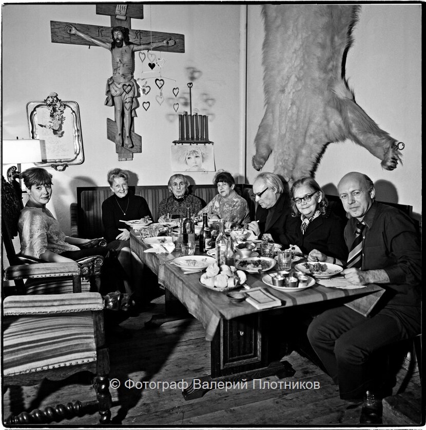 БОРИС МЕССЕРЕР с Беллой Ахмадулиной в мастерской с гостями. Справа от Беллы сидит мама Бориса - Анель Судакевич. "Вот влюбись моя мамочка Анель Судакевич не в балетного танцовщика Асафа Мессерера, а в поэта Владимира Маяковского, к примеру, и все пошло бы по-другому. А ведь могло бы так быть!"