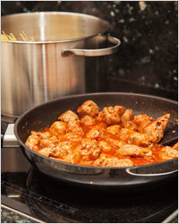 Кстати, Тельцы-мужчины не считают, что кулинария – это женское дело. Мужчина-Телец самодостаточен в смысле еды, и найти путь к его сердцу через желудок очень сложно. Разве что научиться готовить щи и котлеты абсолютно так же, как его мама или бабушка. Несмотря на собственные кулинарные достижения Тельцы, особенно мужчины, считают лучшей едой ту, что они ели в детстве. Поэтому жене Тельца лучше не пытаться соревноваться с его мамой и бабушкой, а найти собственную нишу – например, пироги и плов. Но готовить их придётся всегда на высшем уровне!