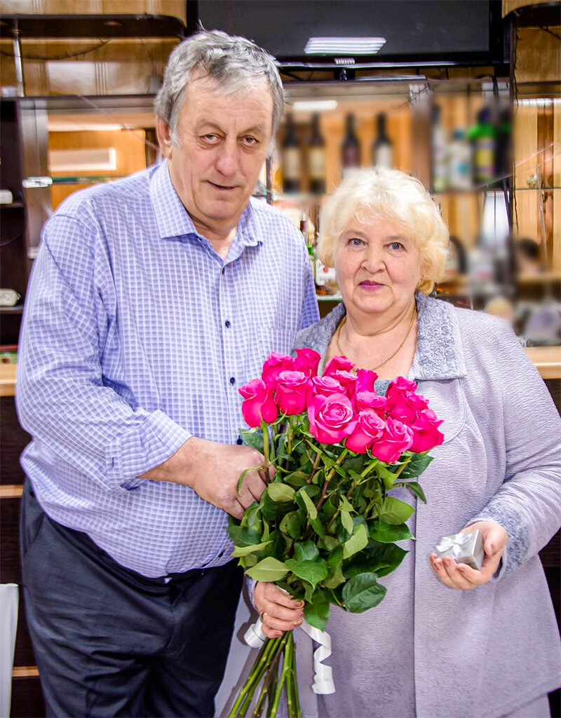 Юрий Якубович и Нина Ивановна Кахиани имеют награду за воспитание детей.