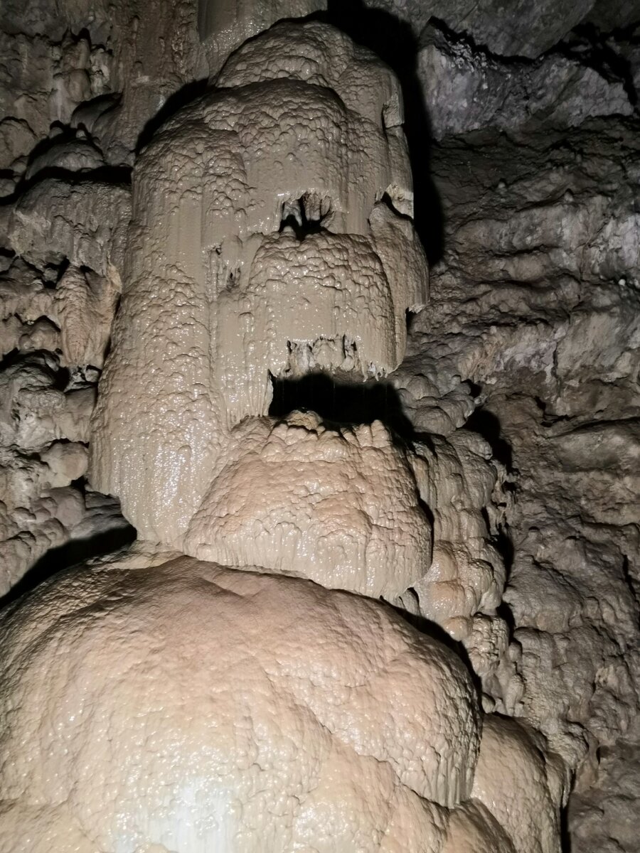 Причудливые формы в пещере