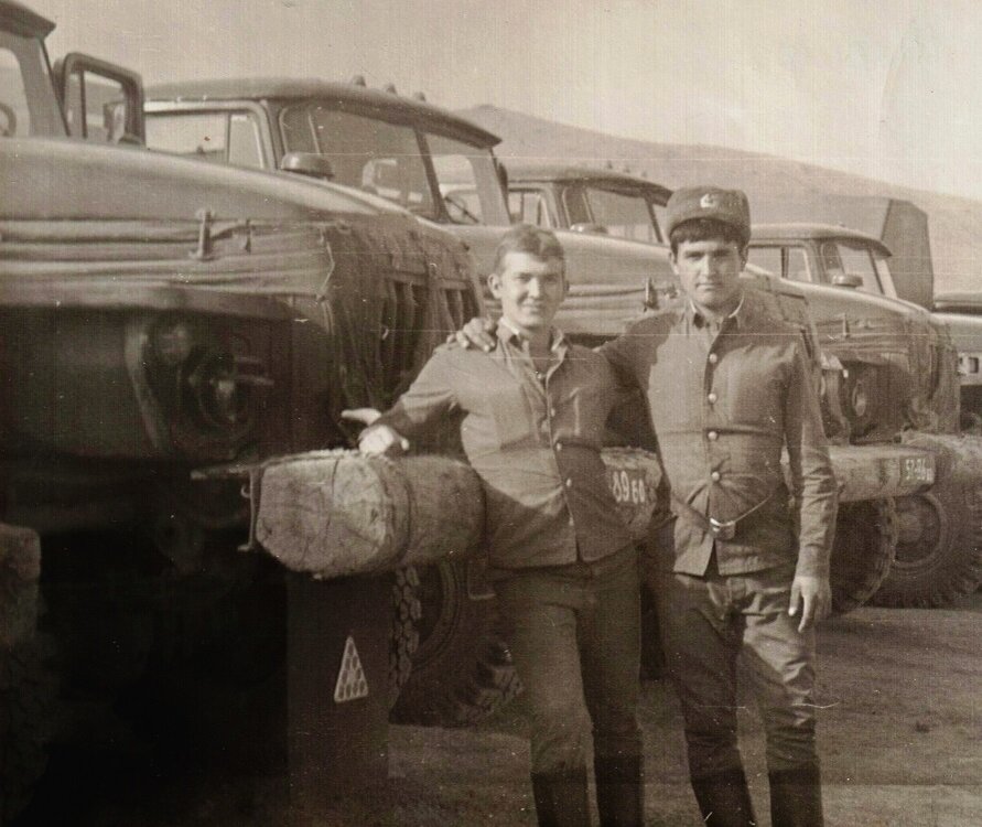 С Шарифом в техпарке 181 мотострелкового полка.