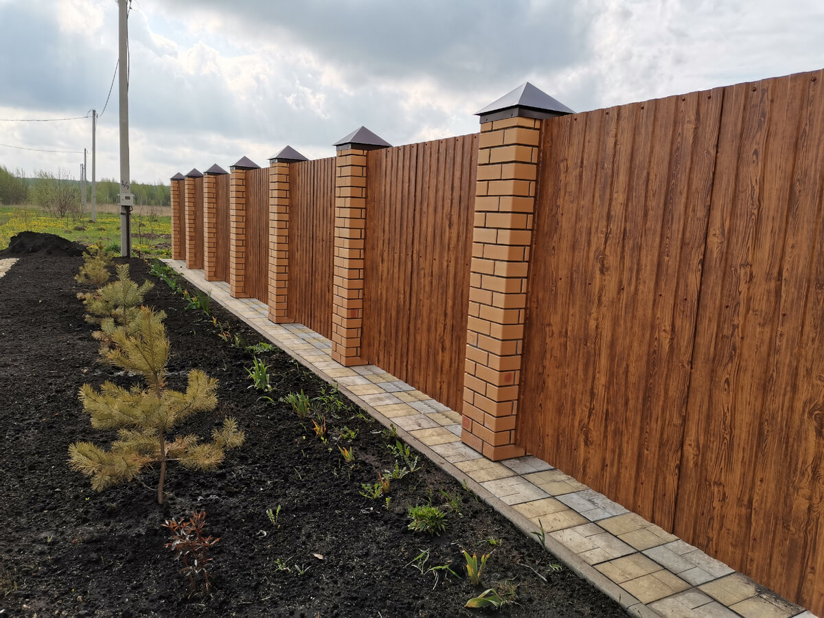 Кирпичные столбы, кстати, тоже часто перекашивает