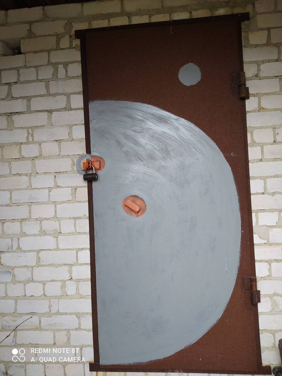 Дверь,  которую ночью распахнул сильный ветер, т. к. изнутри она не закрывается. А я подумала грабители нагрянули, вот страху то было) 