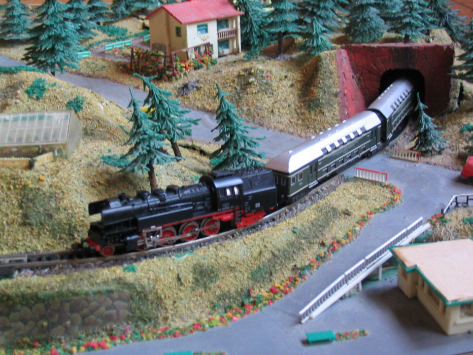 Игрушечная железная дорога. Фото для примера. Источник https://a.d-cd.net/66c490es-960.jpg.