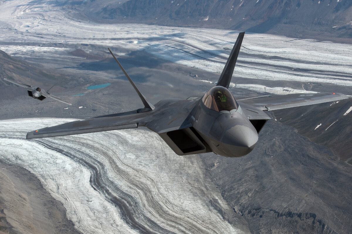 Истребитель   F-22 Raptor . в полёте над Северными широтами. фото: картинки яндекса. 