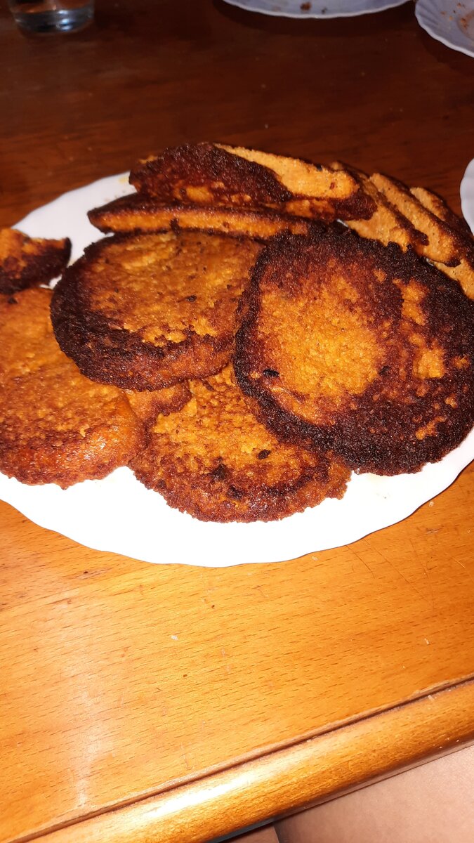 Готовила в первый раз рыбные котлеты из замороженой икры. Не знаю что за рыба, кто угощал сам забыл из чего морозил. Возможно карп или сазан, но это не точно