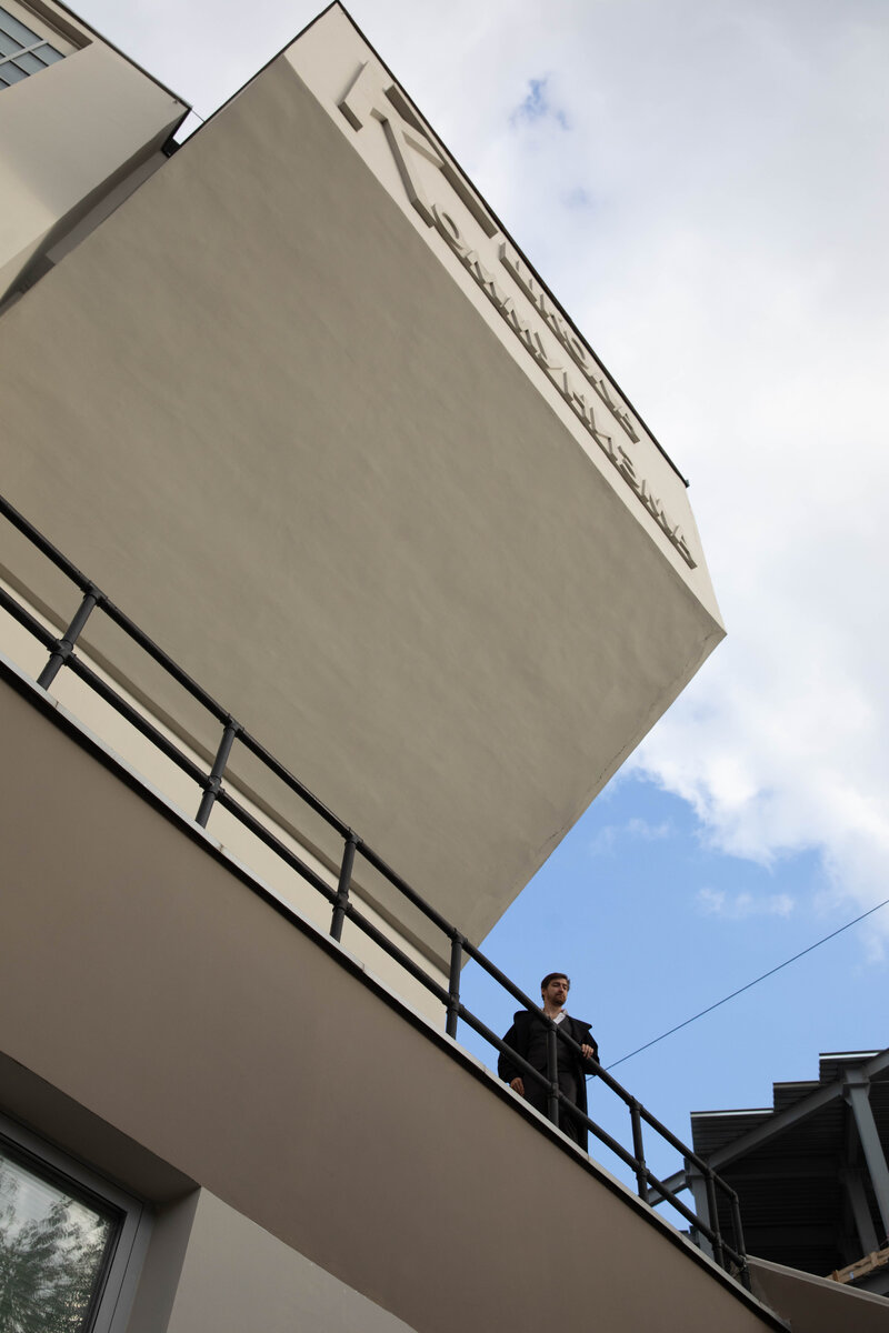 Автором уникального здания-шестеренки стал знаменитый архитектор Мельников, работы которого были широко известны за границей и во многом определили развитие архитектуры XX века. Это первое в мире строение, где балконы зрительного зала вынесены наружу и находятся в трех зубцах-выступах. Мельников пытался реализовать идею трансформируемого пространства, а потому сделал не только необычную планировку, но и предусмотрел перемещающиеся стены. Вес некоторых из них достигал четырех тонн.