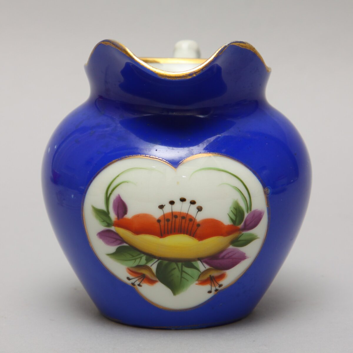 Сливочник. 1926–1930. Дулёво. Высота 10,8 см. Государственный музей керамики в Кусково / ФР 15411. Госкаталог: 32920522. Источник: goskatalog.ru