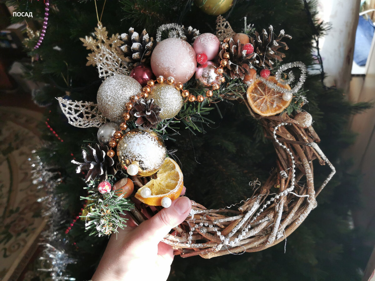 Этот веночек дочь подарила мне на Рождество. Она хотела повесить его на дверь снаружи, а мне ЖАЛКО! Наделаем на будущий год, тогда повесим!