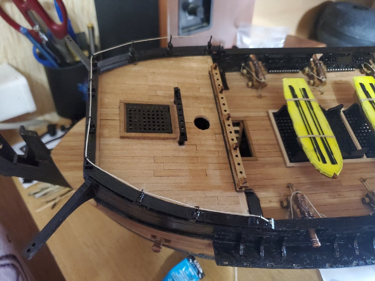 В первую очередь собираю перила на носу корабля