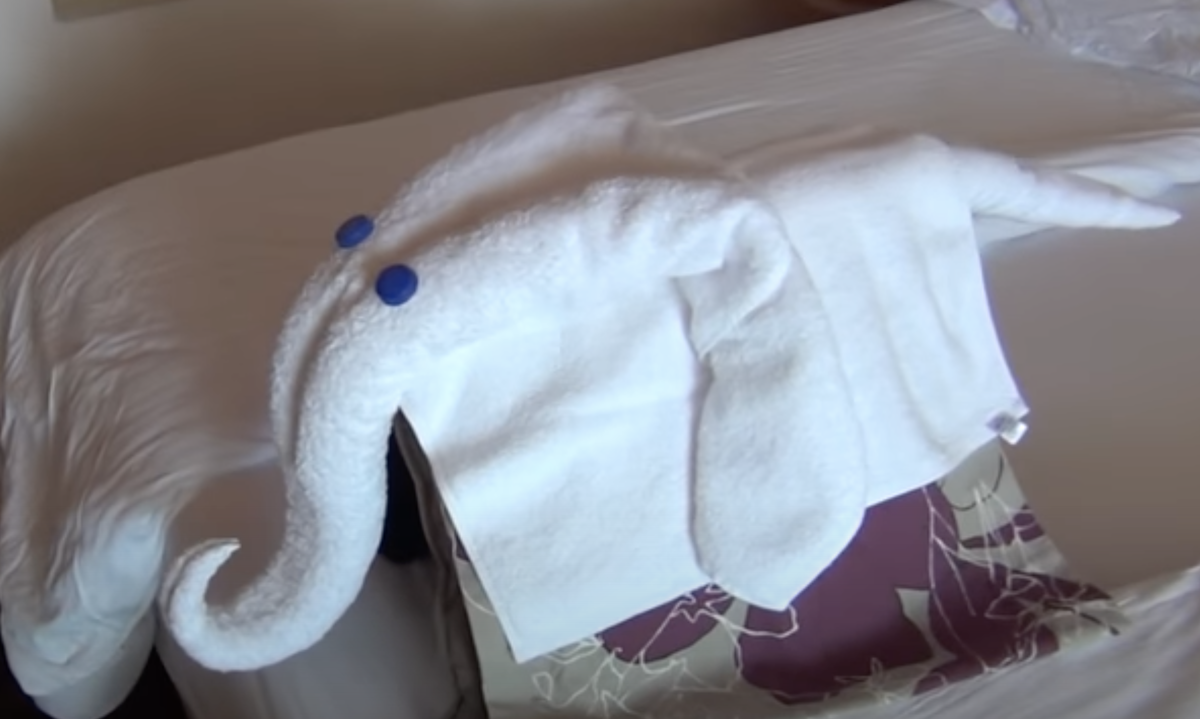 Слоник из полотенец и подручных материалов. Фото автора