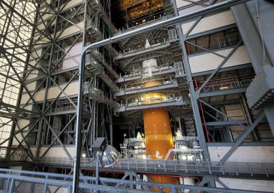 Ракету SLS готовят к старту. На фотографии видны все две ступени ракеты, обтекатель и боковые твёрдотопливные ускорители