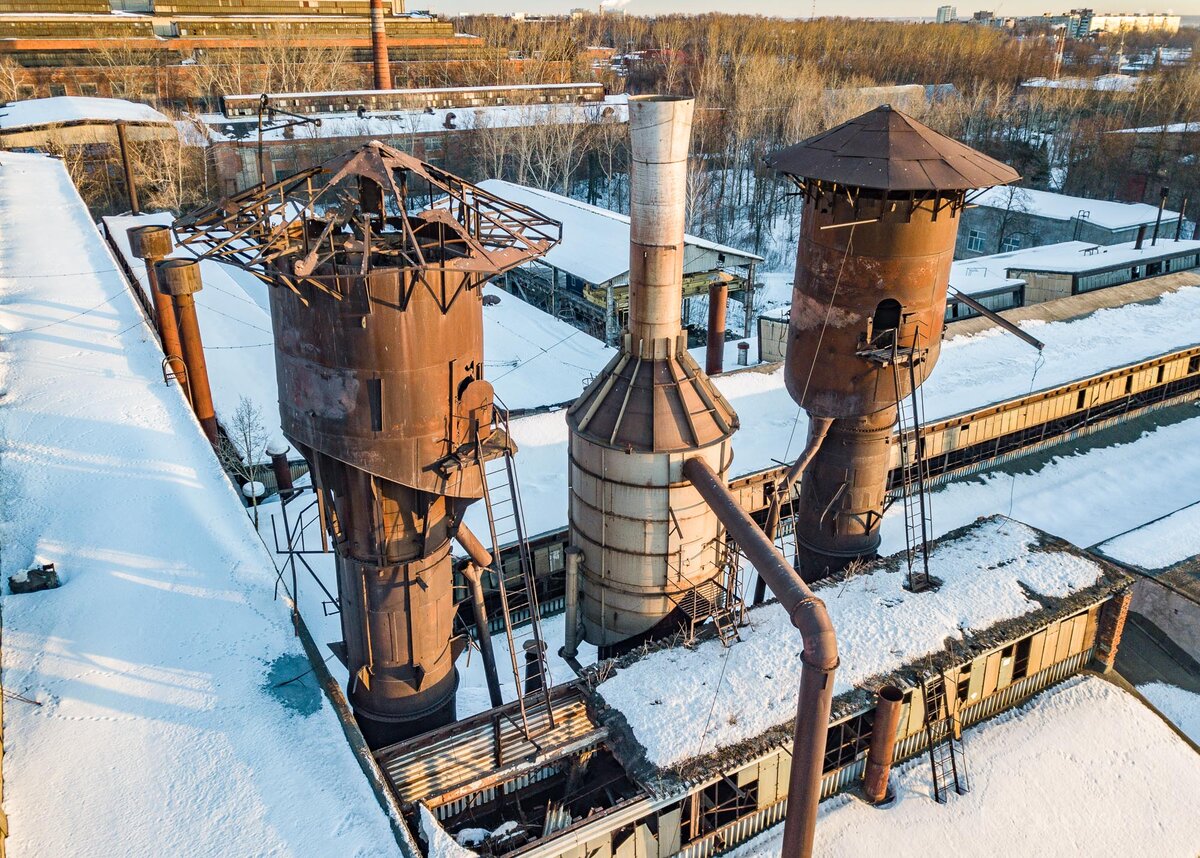Сам завод сегодня — печальное зрелище. Вернее от него остался лабиринт цехов и огромных промышленных объектов. 