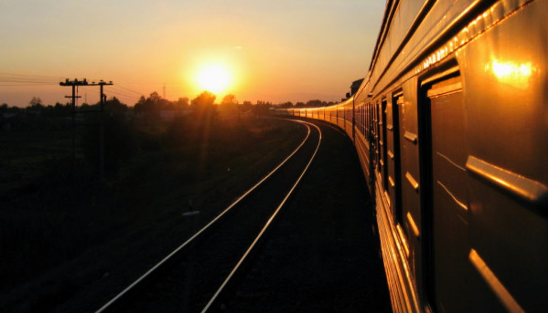 Очень часто близкие люди отдаляются друг от друга не потому, что они так хотят, а километры их разделяют. При переезде в другой город начинается все с 0 - новое жилье, новая работа, новые знакомые, неизведанные тропы. Спустя какое-то время человек привыкает ко всему новому, но к старому он будет тянуться всегда. Хоть и не часто возращается в родные края, но воспоминания остаются такими же яркими и даже люди остаются прежними. Пока находишься в пути, то человеком овладевает чувство предвкушения. Стоит только вернуться в родные края, как все становится другим, в том числе и меняются люди, которых человек видит все реже и реже, меняются интересы, реже проводят совместный досуг. Идут годы и каждые встречи, которые становятся редкими стирают яркие воспоминания прошлой жизни и заполняют новыми и не такими яркими.