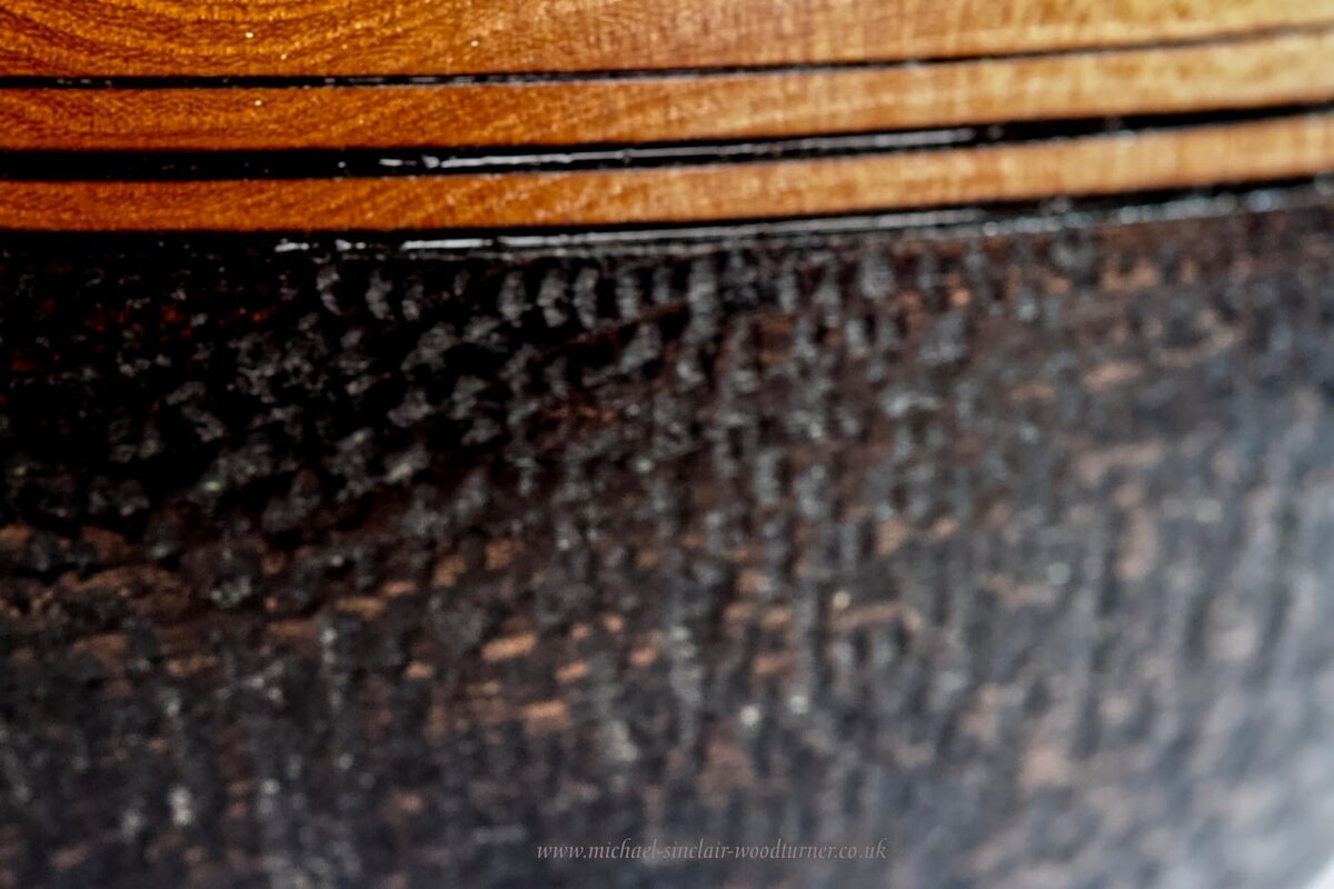 Снизу чаша дополнена плотной пирографией.