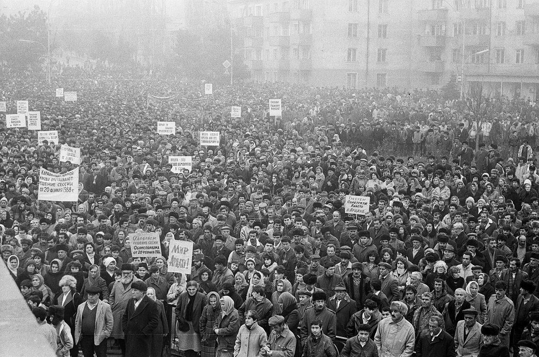 Карабах 1988. Митинг в Степанакерте 1988. Нагорный Карабах 1988. Нагорный Карабах 1988 год. Армения митинги 1988.